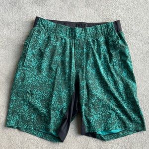 Lululemon Mens Athletic Lined Shorts Size L Green and Black